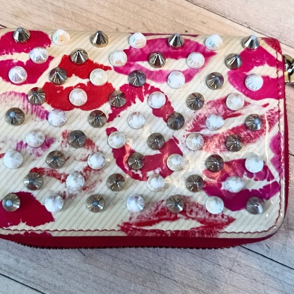 Christian Louboutin
Panettone coin wallet Kiss Lips ALL INCLUSIVE AND HTF! - Picture 3 of 16